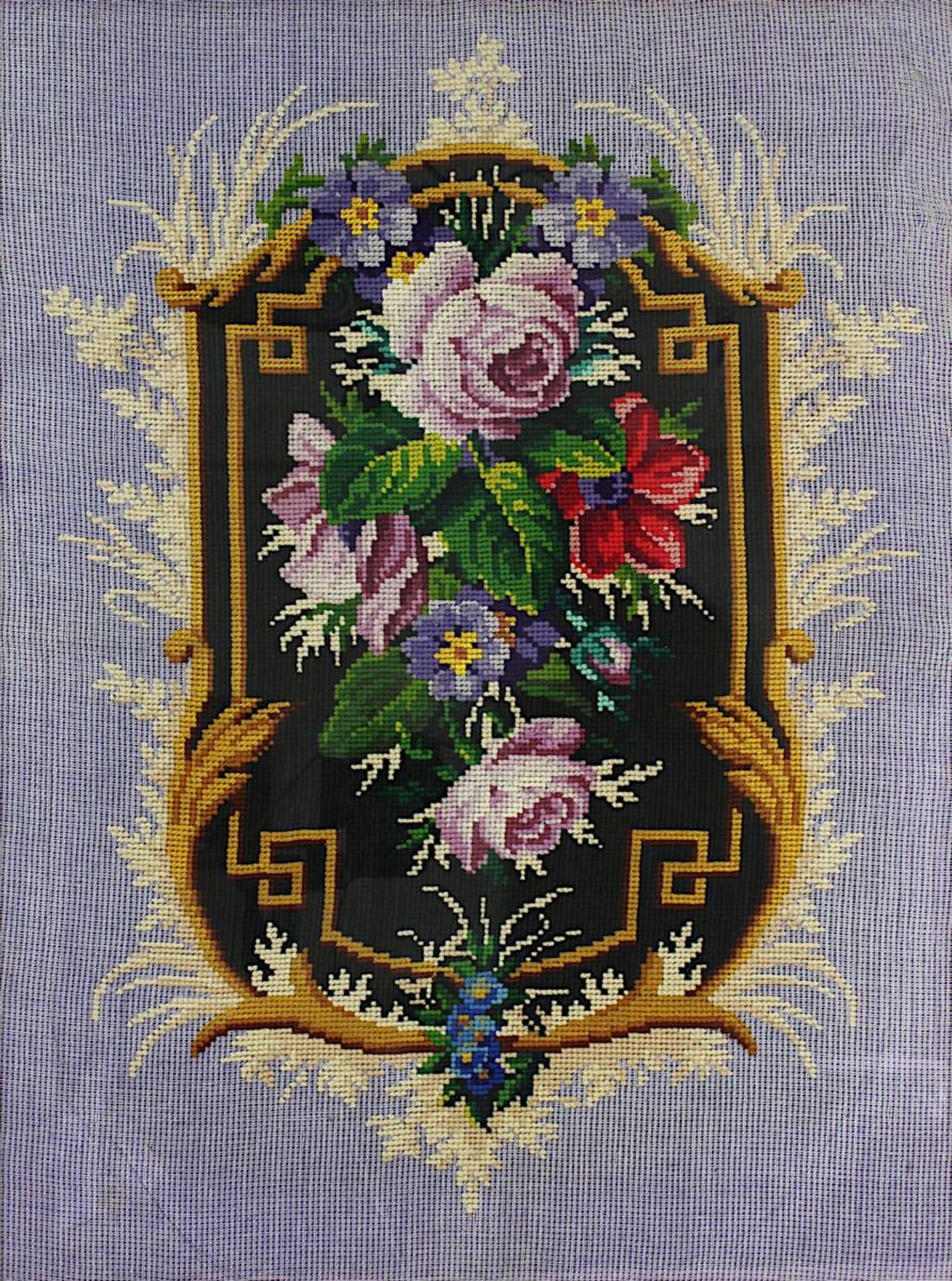 Stickbild, wohl Frankreich 19. Jh., auf Stramin, farbige Stickerei einer Kartusche mit Rosen, Blatt- - Bild 2 aus 2