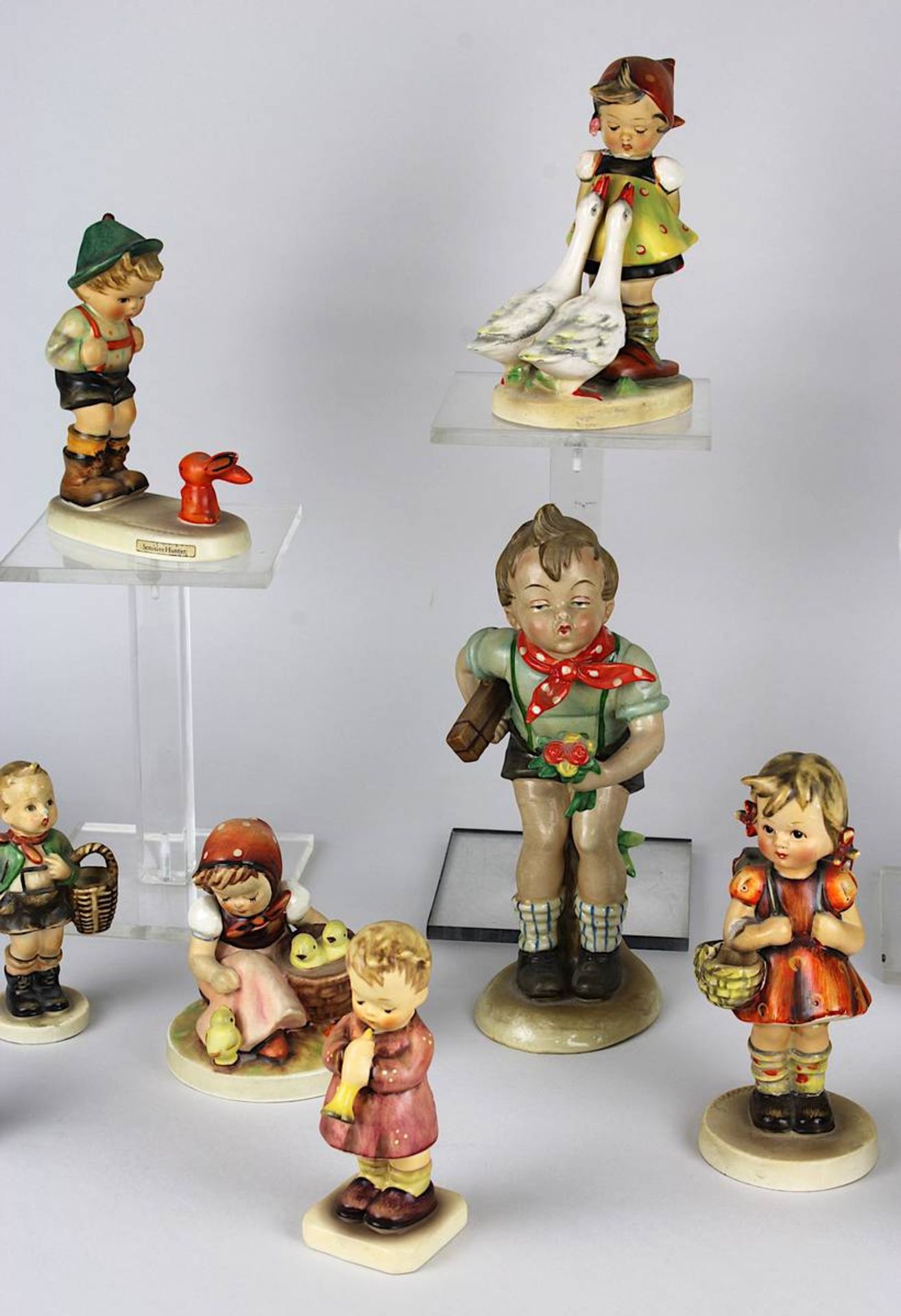 11 Hummel-Figuren, Goebel, 1940er bis 1990er Jahre, Keramikfiguren, farbig staffiert, u.a. " - Image 3 of 4