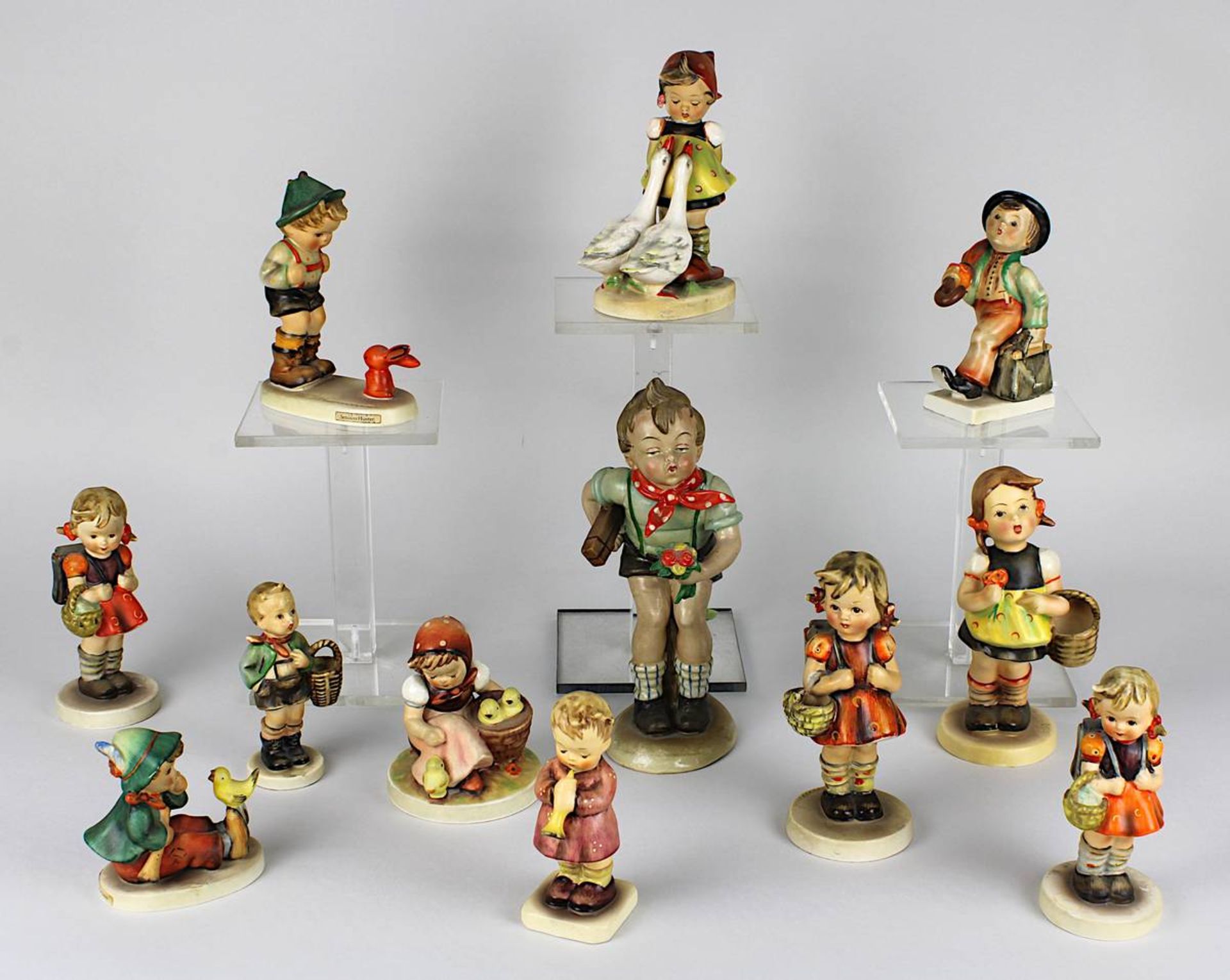 11 Hummel-Figuren, Goebel, 1940er bis 1990er Jahre, Keramikfiguren, farbig staffiert, u.a. "