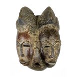 Mblo Zwillingsmaske der Baule, Côte d'Ivoire, Holz geschnitzt, partiell mit Kaolin (in Resten)