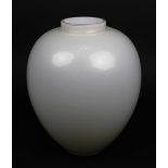 Barovier & Toso Murano-Vase, um 1980, ovaler Klarglaskorpus, innen mit Milchglas unterfangen, darauf