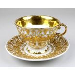 Meissen Prunktasse, 1774-1814, 1. Wahl, Porzellan weißer Scherben, reliefiertes und in Gold bemaltes