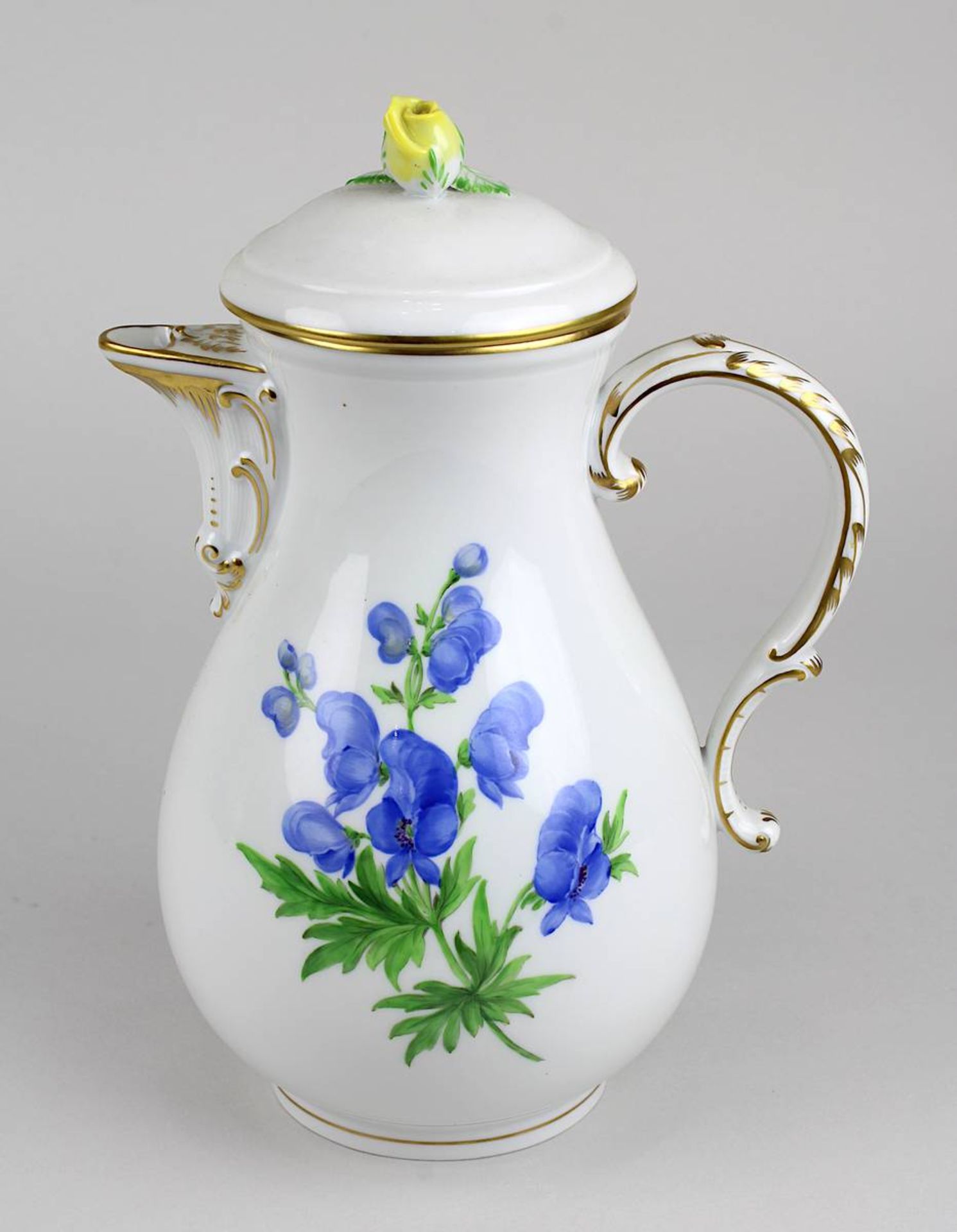 Meissen Kaffeekanne mit Motiv von blauen Blumen, 1. Wahl, Porzellan weißer Scherben polychrom auf