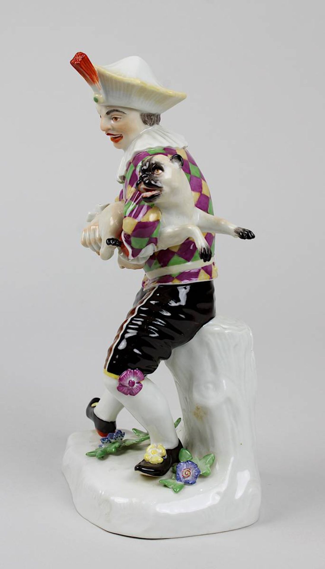 Meissen Porzellanfigur Harlekin mit Mops als Drehleier, aus der Commedia dell'arte, Entwurf Johann - Image 2 of 5