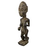 "Jenseits-Frau" blolo bla, Figur der Baule, Côte d'Ivoire, Holz geschnitzt und mit Resten von