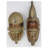 2 Masken der Baule, Côte d'Ivoire, Holz geschnitzt, partiell mit Kaolin (in Resten) gefärbt und