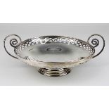 Tazza aus Sterlingsilber, England Sheffield 1911, mit geschwungenen Henkeln, Rand durchbrochen