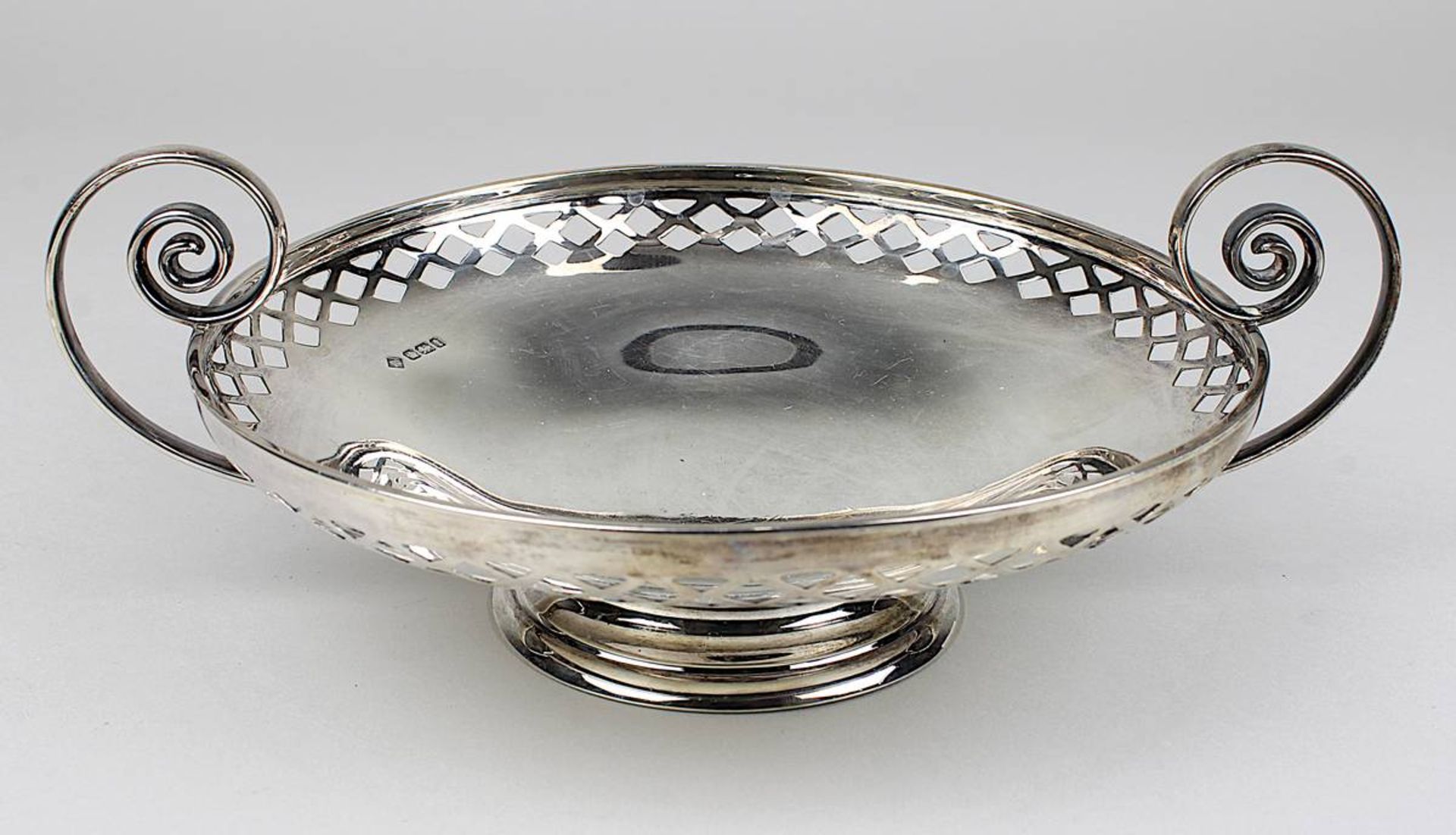 Tazza aus Sterlingsilber, England Sheffield 1911, mit geschwungenen Henkeln, Rand durchbrochen gearb