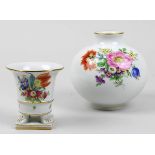 2 kleine Vasen, Meissen und Herend, beide mit Bodenmarken: Kugelvase Meissen, Dekor von bunten