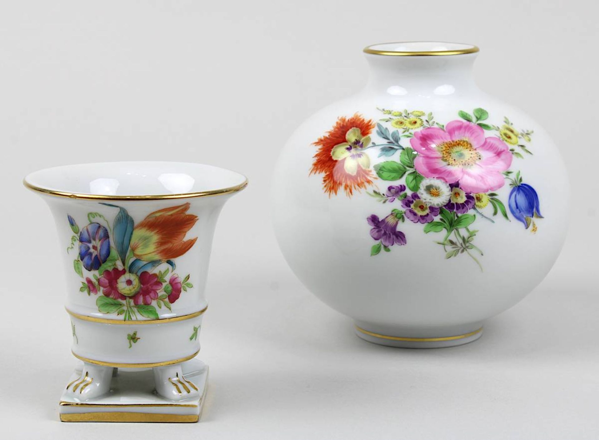 2 kleine Vasen, Meissen und Herend, beide mit Bodenmarken: Kugelvase Meissen, Dekor von bunten