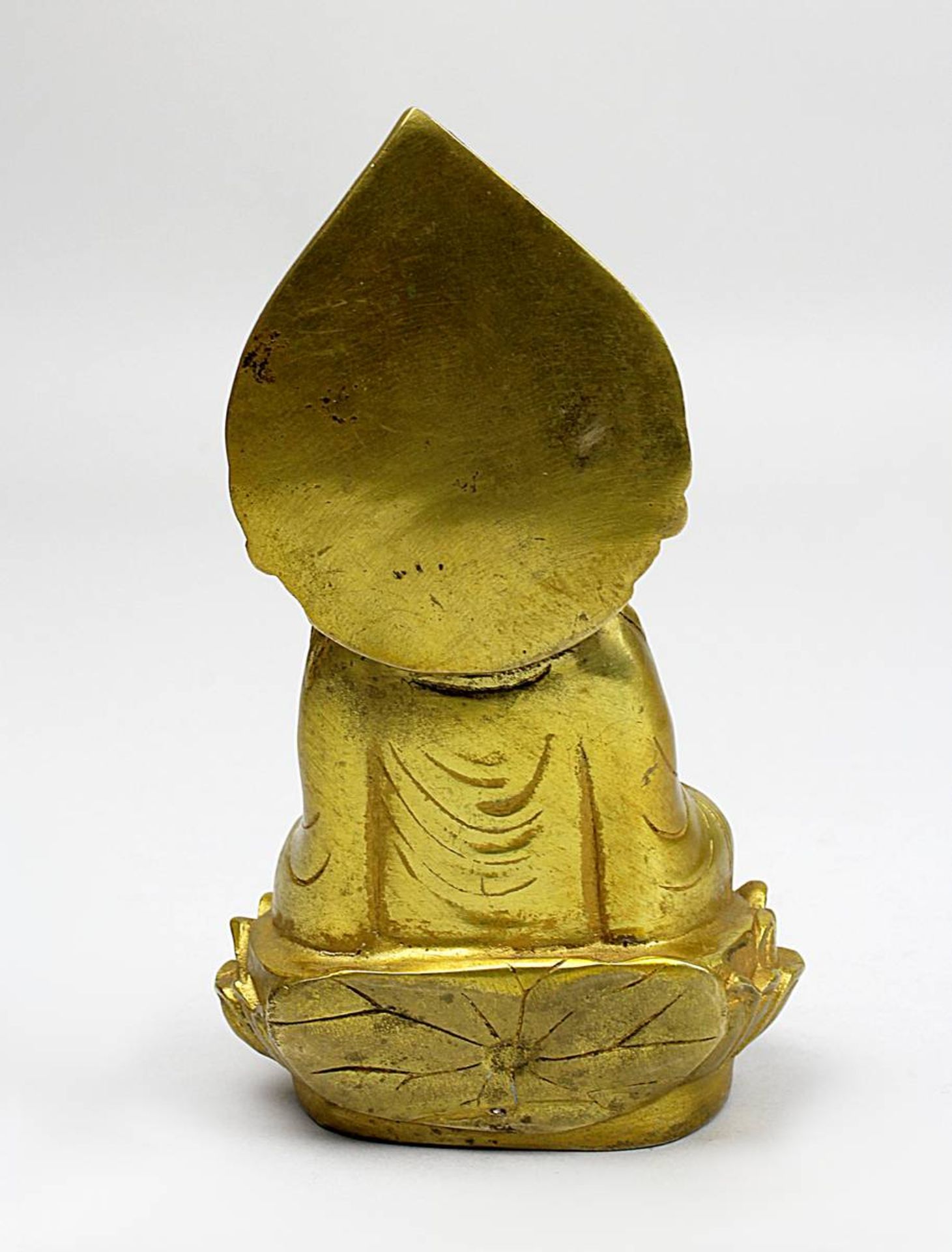 Chinesischer Buddha, 19. Jh., Bronze vergoldet, Buddha im Lotussitz auf Lotusblütensockel, in mediti - Bild 4 aus 5