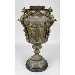 Gründerzeit Régule-Vase, reliefiert mit verschiedenen historischen Motivszenen, mit zwei