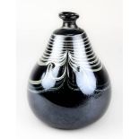 Eisch, Erwin (geb. 1927 Frauenau), Vase in Birnenform, dunkles Glas mit hellen Einschmelzungen und