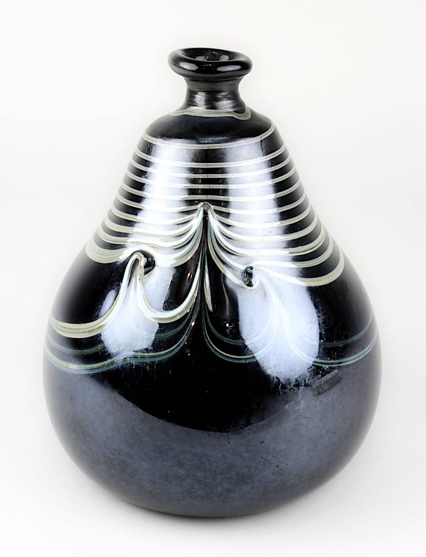 Eisch, Erwin (geb. 1927 Frauenau), Vase in Birnenform, dunkles Glas mit hellen Einschmelzungen und