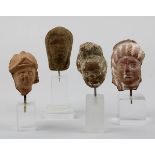 4 Kopf-Fragmente von Figuren, Ägypten, ptolemäisch / römisch, alle auf Kunststoffsockeln,