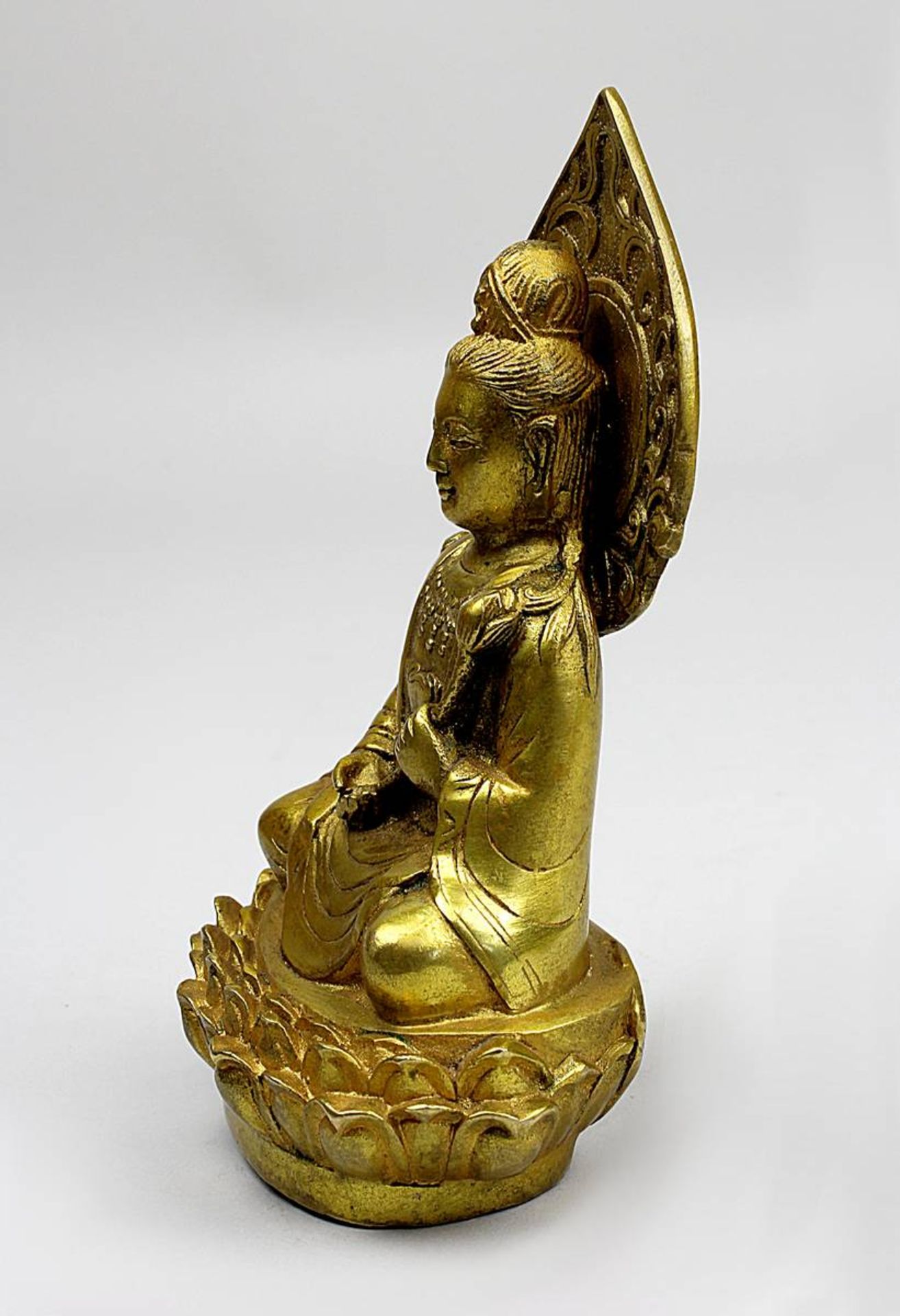 Chinesischer Buddha, 19. Jh., Bronze vergoldet, Buddha im Lotussitz auf Lotusblütensockel, in mediti - Bild 3 aus 5