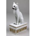 Sitzende Katze, Porzellanfigur, KPM Berlin um 1900, auf viereckigem Sockel sitzende Katze,