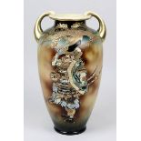 Satsuma-Vase mit Samurais, Japan um 1900, Keramik heller Scherben, auf Glasur polychrome und goldene