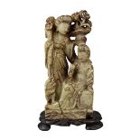 Zwei vornehme Damen mit Hund, Specksteinfigur, China Ende 19. Jh., aus einem Stück geschnitzt, mit