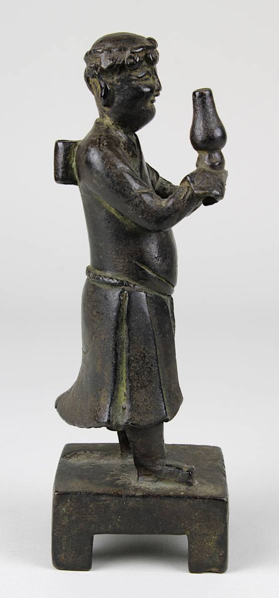 Ming Bronzefigur, wohl Mönch mit Gefäß für Reinigungsritual, China Ming-Dynastie , vollplastische - Bild 5 aus 6