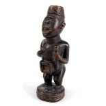 Kleine Figur der Yombe / Bakongo, D. R. Kongo, dunkles Holz, aus einem Stück geschnitzt, stehende