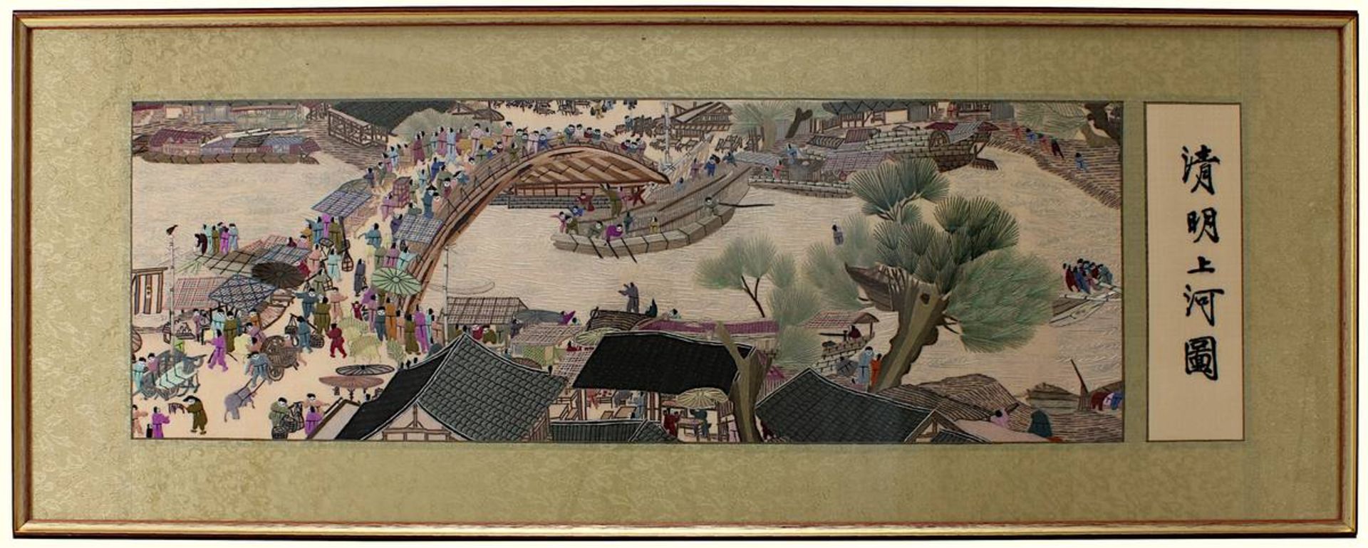 Großes Stickbild, China 2. H. 20. Jh., "Qingmin Shanghe Garten", mit Bogenbrücke, Dschunken,