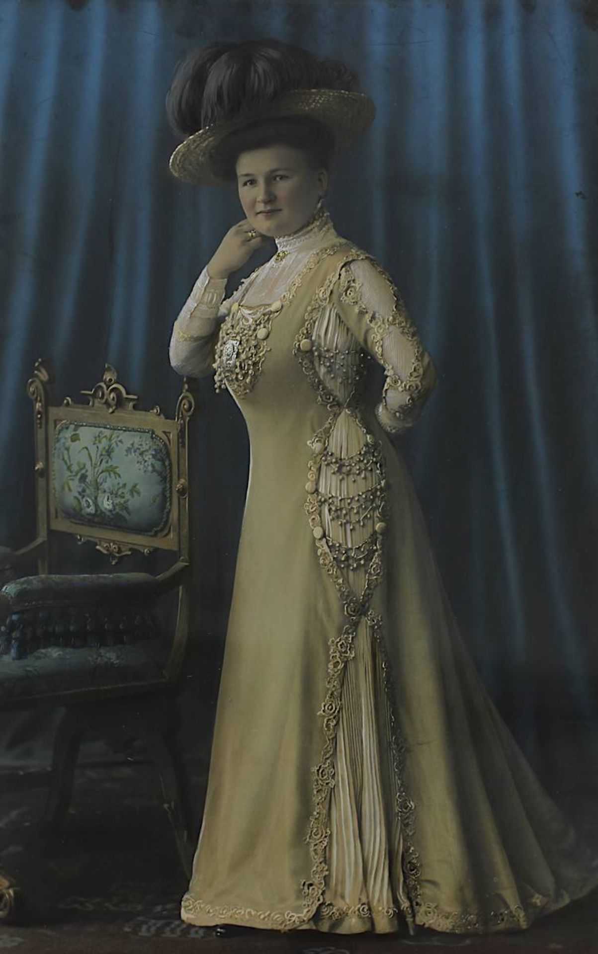 Dame der Gesellschaft in eleganter Robe, partiell mit Farbe überarbeitete Grafik um 1900, 74 x 50 - Image 2 of 2