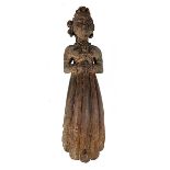 Geschmückte Frau als Karyatidenfigur, Südindien, 19. Jh., Holz geschnitzt, mit Farbresten und