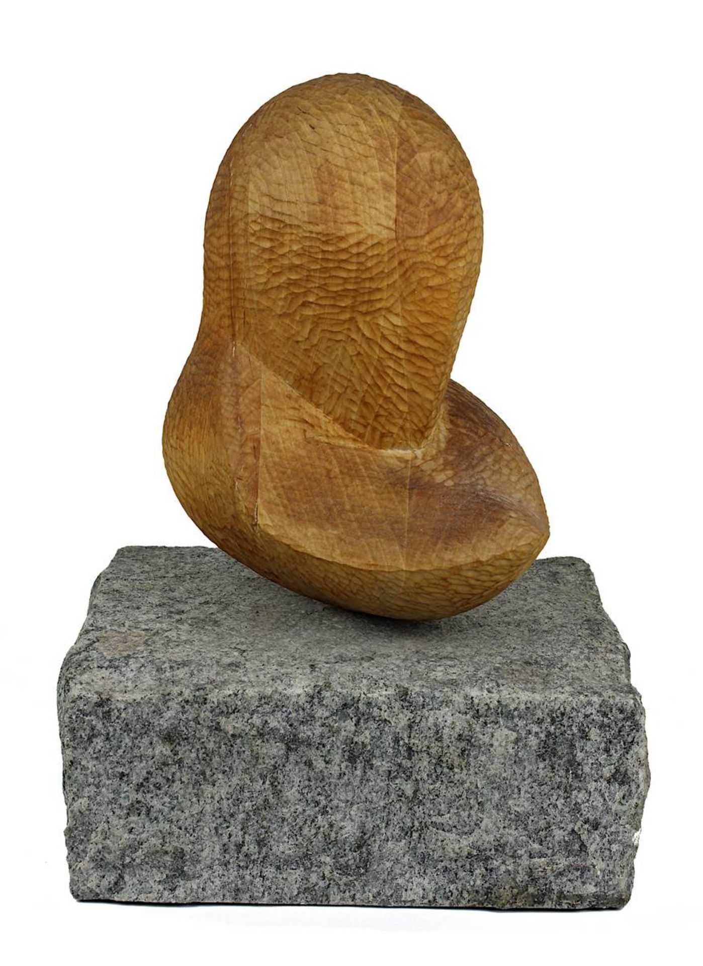 Künstler 2. H. 20. Jh., Abstrakt-rundliche Holzfigur auf rohem Granitsockel, Figur aus einem Stück