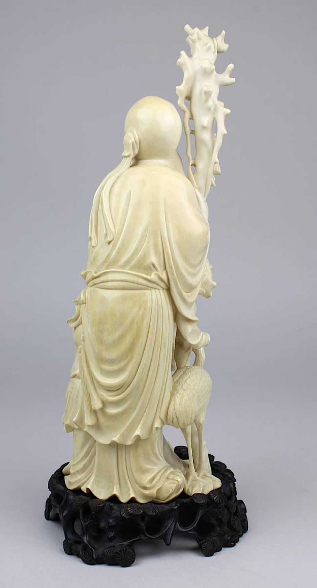 Stehender Shou Xing aus Elfenbein, China um 1920, stehende Figur des Gottes der Langlebigkeit als - Bild 3 aus 5