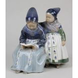 Mädchen seiner kleinen Schwester etwas vorlesend, Porzellanfigurengruppe, Royal Copenhagen, Dänemark