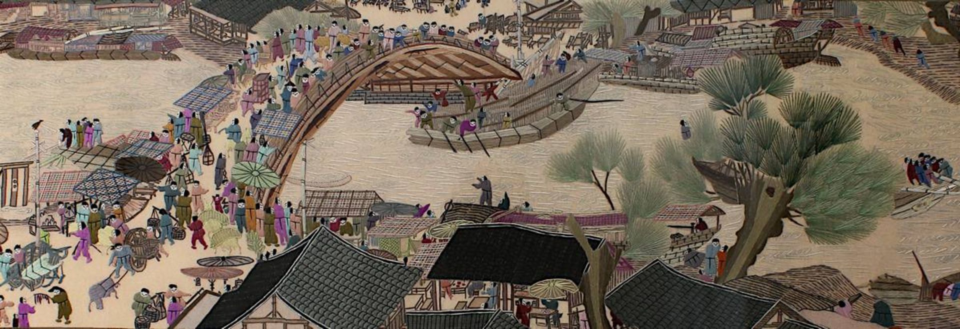 Großes Stickbild, China 2. H. 20. Jh., "Qingmin Shanghe Garten", mit Bogenbrücke, Dschunken, - Image 2 of 2