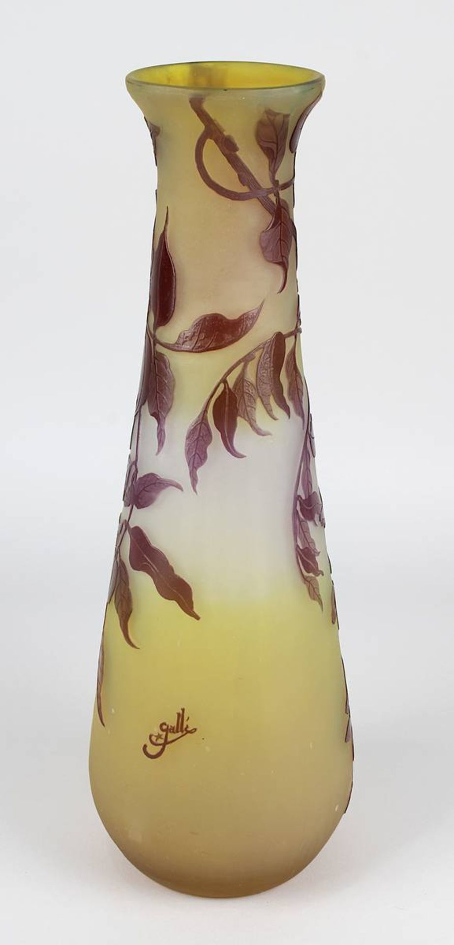 Gallé Jugendstil-Vase mit Glyziniendekor, Nancy 1904-1906, keulenförmiger Klarglaskorpus innen mit - Image 4 of 4