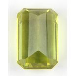 Ein Chrysoberyll, Fundort Brasilien, gelb-leichtgrüne Farbe, rechteckige Form im Treppenschliff,