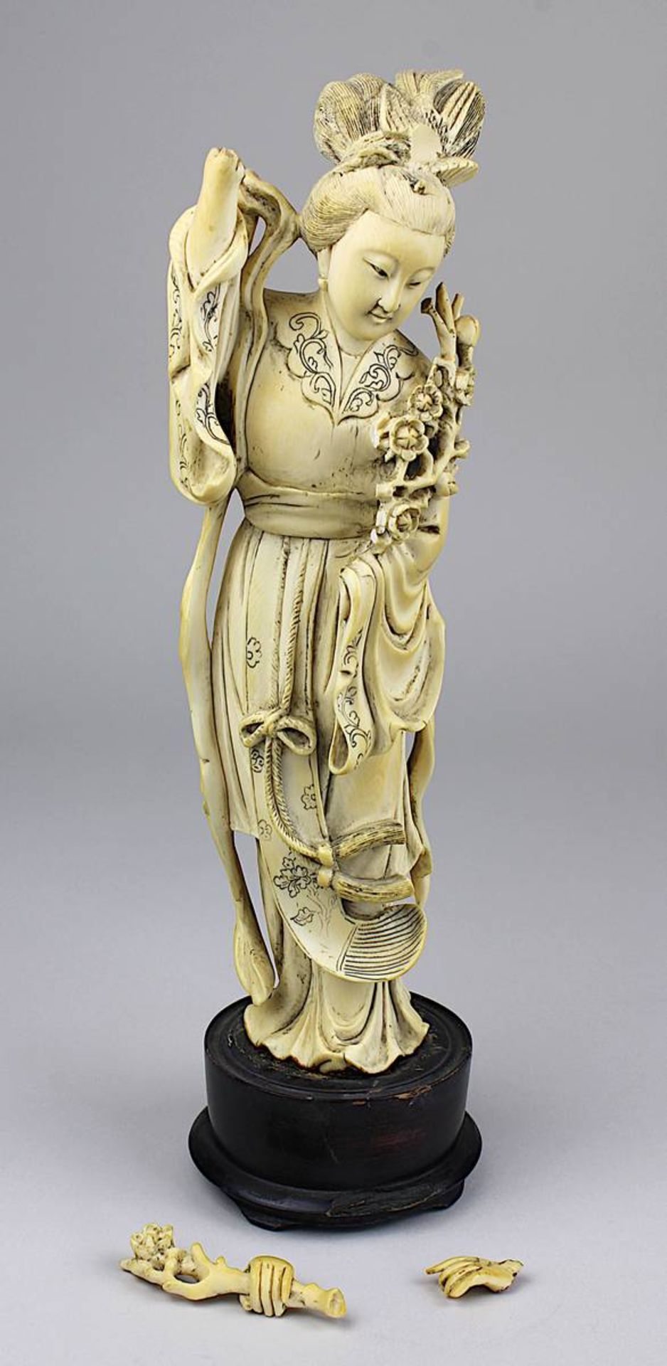 Geisha-Figur, Elfenbein, Japan um 1900, fein geschnitzte Figur, beide Hände abgebrochen, mehrere