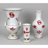 Drei Vasen, Meissen 2. H. 20. Jh., Dekor roter Drache mit Goldrändern, purpur u. gold staffiert: