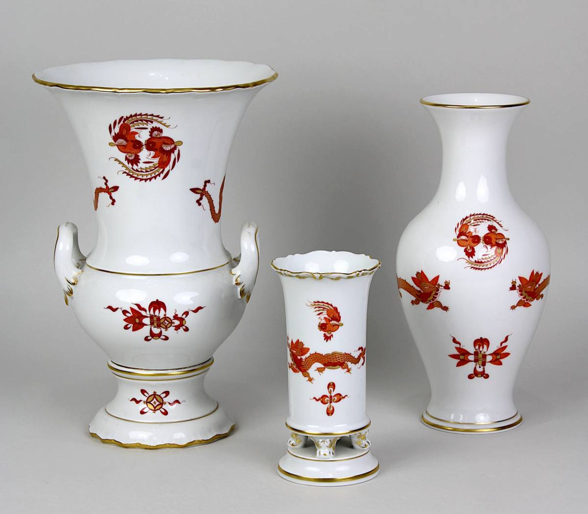 Drei Vasen, Meissen 2. H. 20. Jh., Dekor roter Drache mit Goldrändern, purpur u. gold staffiert: