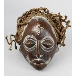 Dekorative Maske der Chokwe, Angola, Holz geschnitzt und rötlich gefärbt, rundliches Frauengesicht