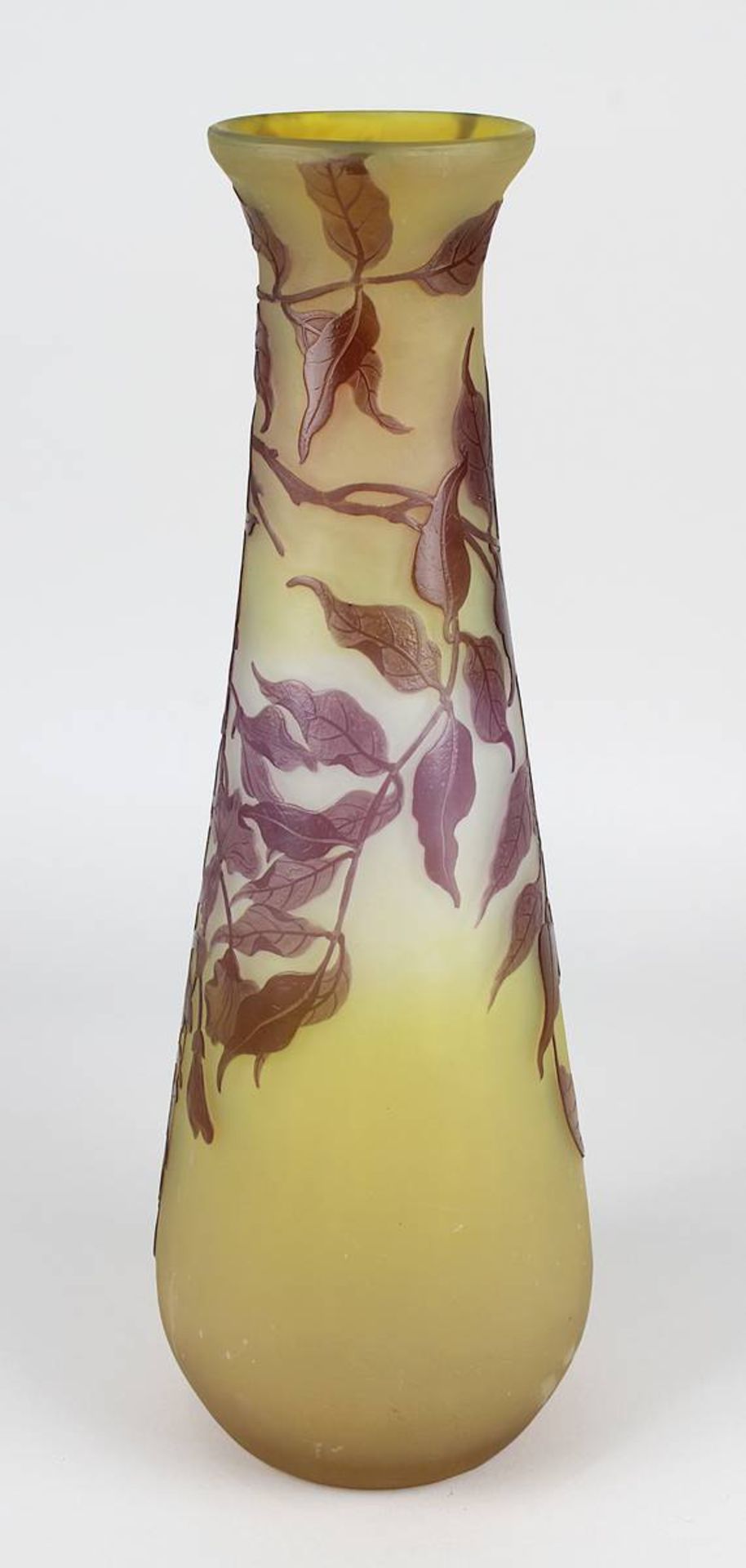 Gallé Jugendstil-Vase mit Glyziniendekor, Nancy 1904-1906, keulenförmiger Klarglaskorpus innen mit - Image 2 of 4