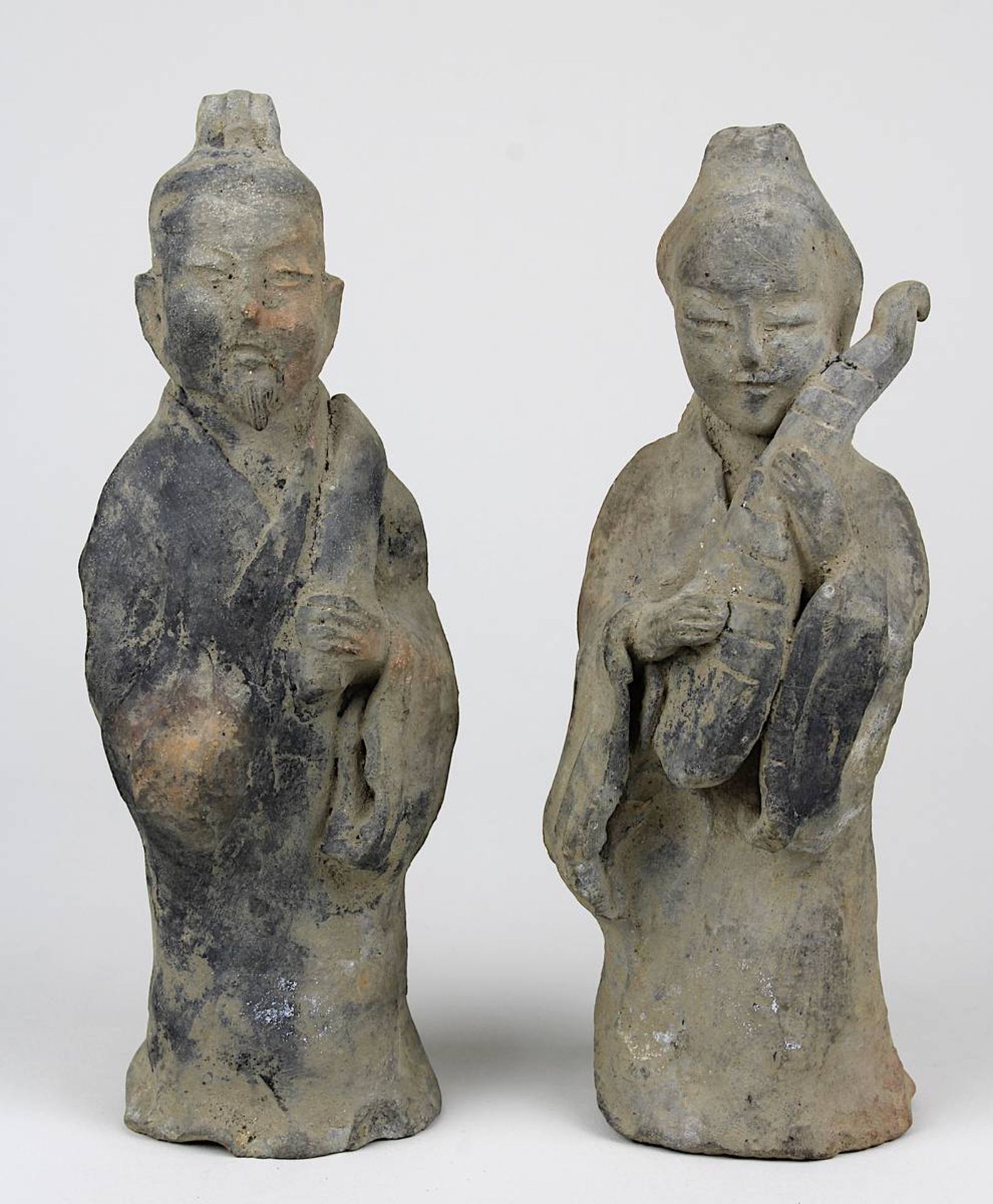 Zwei Tonfiguren, China, wohl Tang-Dynastie, eine männliche und eine weibliche Figur mit