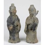 Zwei Tonfiguren, China, wohl Tang-Dynastie, eine männliche und eine weibliche Figur mit