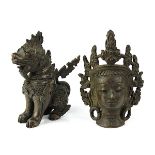 Bodhisattva-Kopf und Fo-Hund,Tibet bzw. China, Bronze, dunkelbraune Patina, Kopf gegossen, H 8,5 cm;