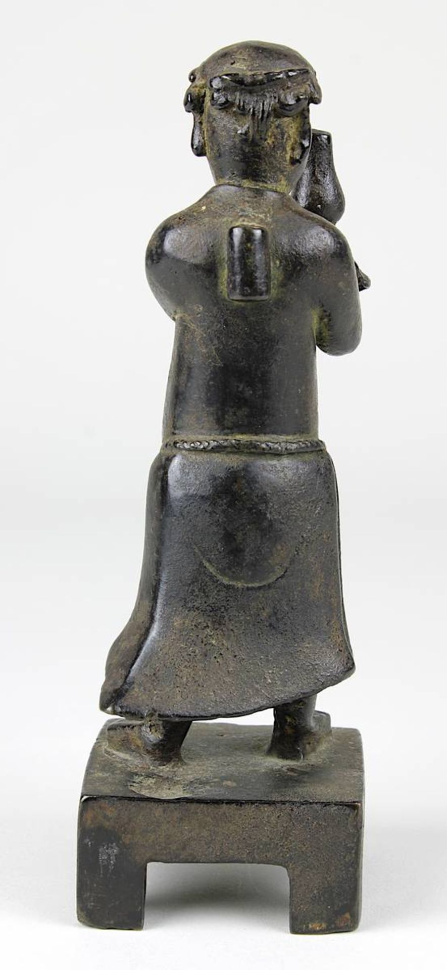 Ming Bronzefigur, wohl Mönch mit Gefäß für Reinigungsritual, China Ming-Dynastie , vollplastische - Image 4 of 6