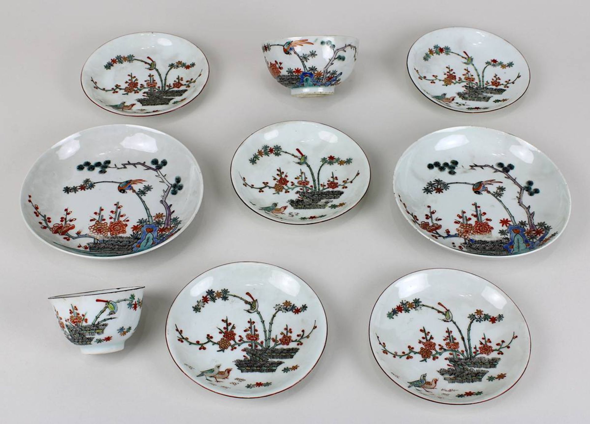 9 chinesische Porzellan-Geschirrteile 19. Jh., bestehend aus: 1 kleines Koppchen, 1 größeres