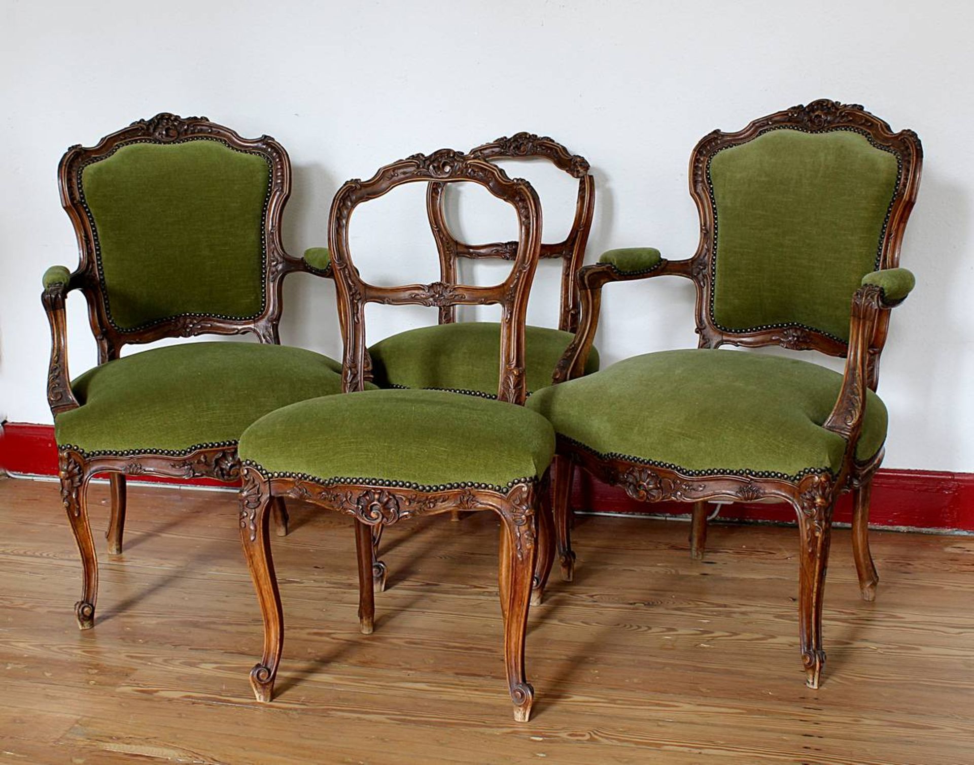 Zwei Armlehnsessel und zwei Stühle im, Rokokostil, deutsch um 1900, Nußbaum massiv, reich beschnitzt