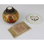 Konvolut asiatischer Kleinteile, um 1900, bestehend aus einer Kalebasse als Potpourri-Gefäß mit