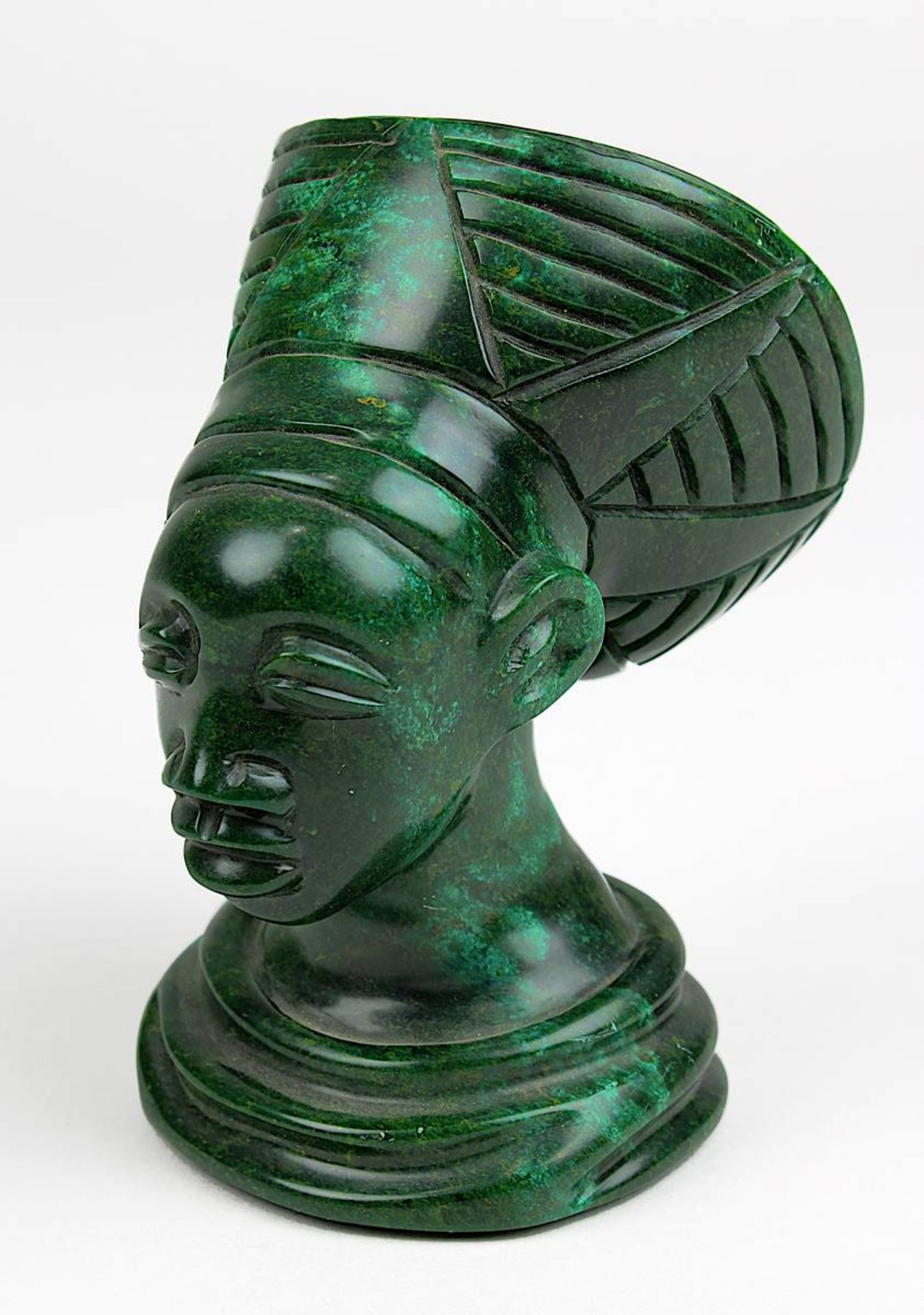 Büste einer Zulu-Frau aus dunkelgrünem Verdit, südafrikanische Steinschnitzerei, H 9 cm, Gewicht 398