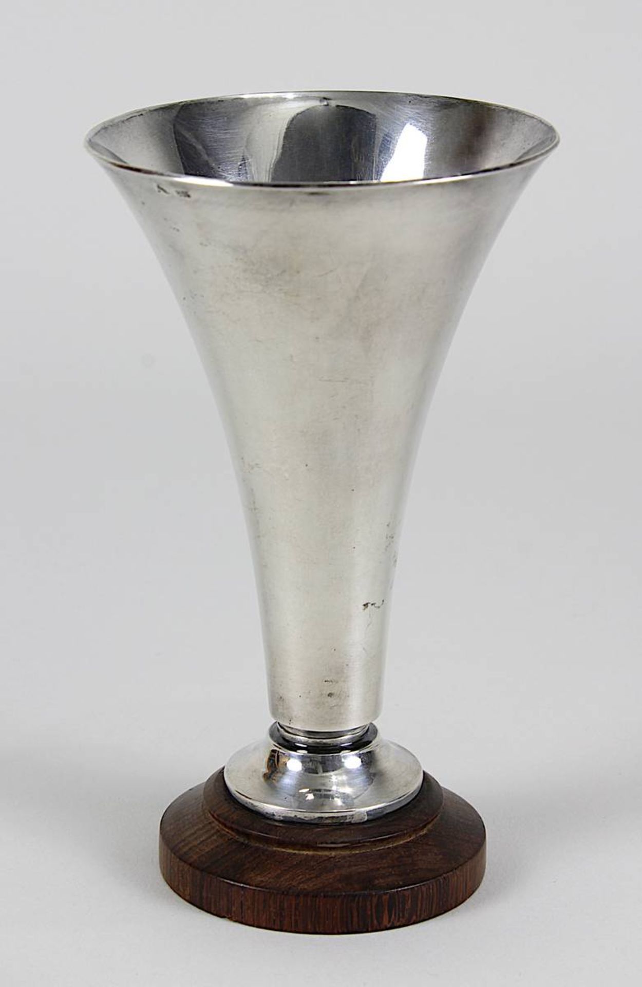 Art-Déco Silbervase mit gedrechseltem Holzfuß um 1920, trichterförmige Silbervase gepunzt 835, H