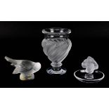 Drei Lalique-Glasteile, Wingen-sur-Moder: eine Vase, Höhe 14,5 cm, ein Vogel "Coquet", Höhe 6 cm,