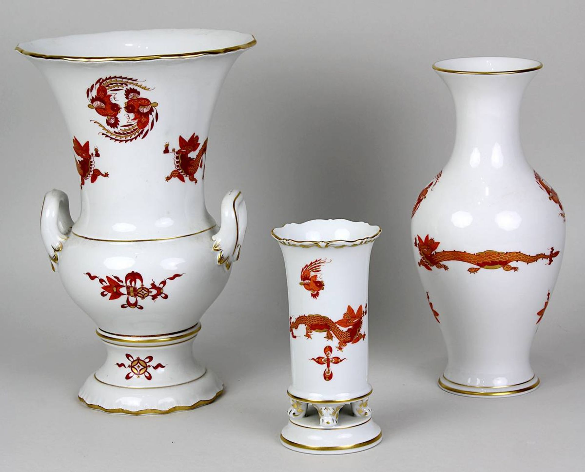 Drei Vasen, Meissen 2. H. 20. Jh., Dekor roter Drache mit Goldrändern, purpur u. gold staffiert: - Image 3 of 5